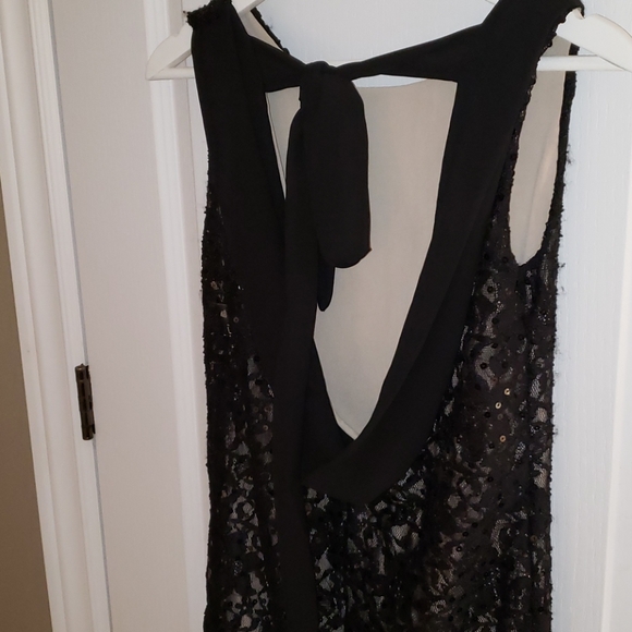 NWT Lace Dress with open Back - Picture 4 of 8